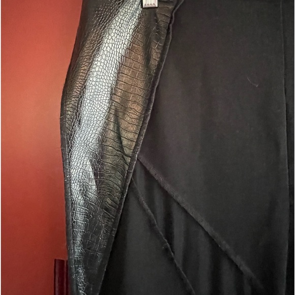 NWT Fashion Nova beautiful black faux snakeskin bell bottom pants - Picture 5 of 12